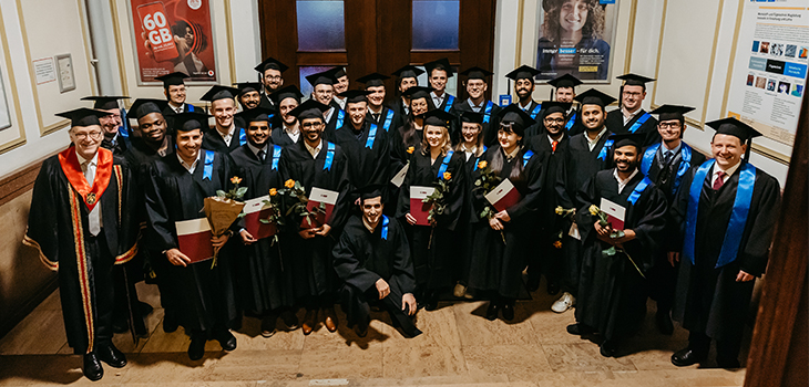 Gruppenfoto der Master-AbsolventInnen der FMB ©Jana Dünnhaupt Gruppenfoto der Master-AbsolventInnen der FMB ©Jana Dünnhaupt