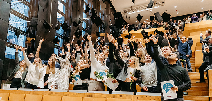 AbsolventInnen der Fakultät für Wirtschaftswissenschaft werfen traditionell die Absolventenkappe in die Luft ©Jana Dünnhaupt AbsolventInnen der Fakultät für Wirtschaftswissenschaft werfen traditionell die Absolventenkappe in die Luft ©Jana Dünnhaupt